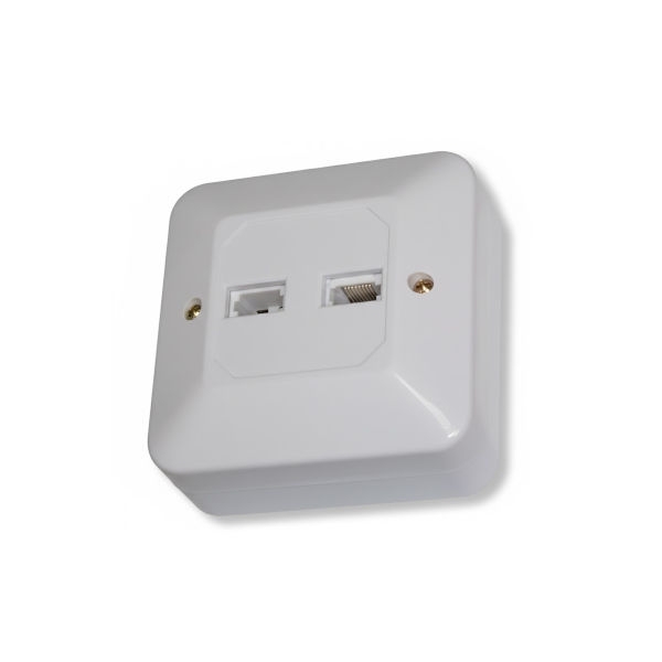 שקע טלפון בזק (בריטי) כפול על הקיר